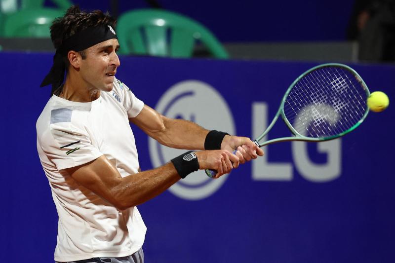 AFP - Tomás Etcheverry se retiró y le entregó a Nicolás Jarry el pase a la semifinal