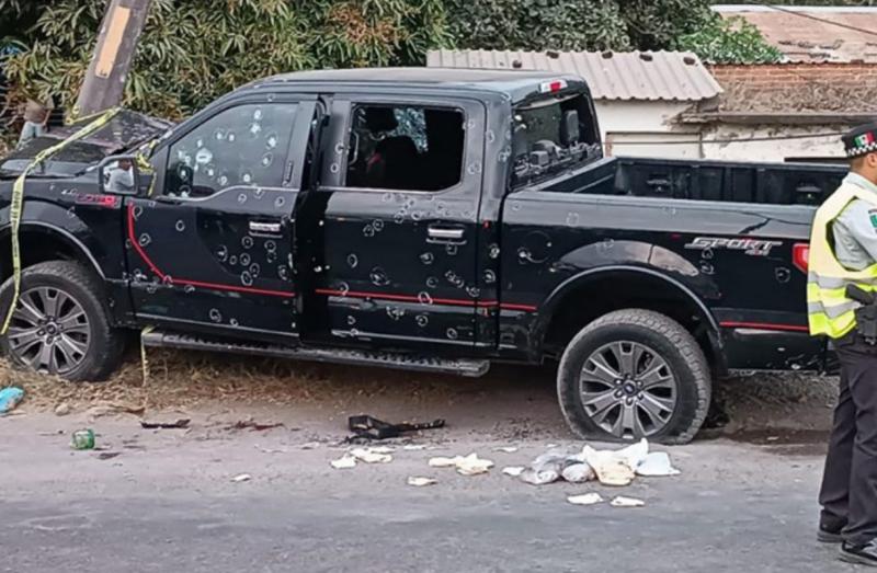 X @vozmichioacan - Hallan siete cuerpos en un vehículo en México