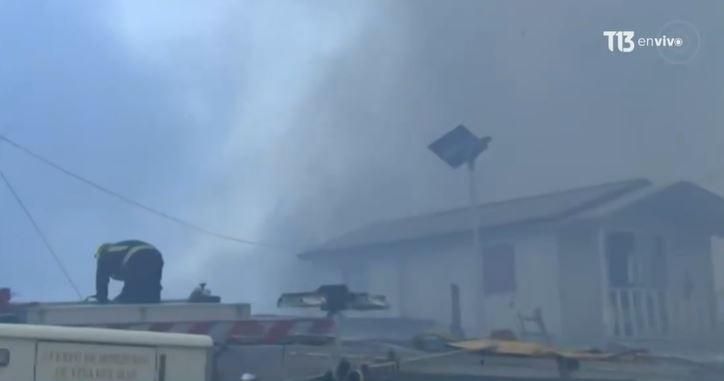 Incendio forestal pone en riesgo casas en Miraflores Alto, Viña del Mar
