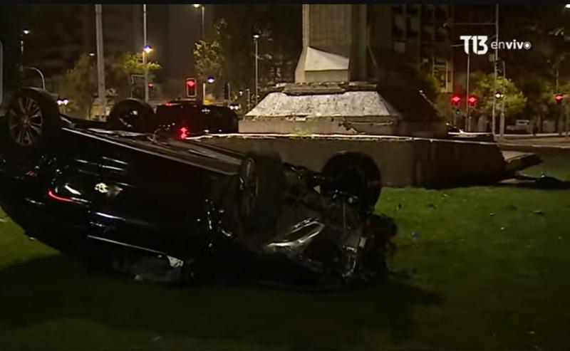 Auto resulta volcado tras accidente en Plaza Italia