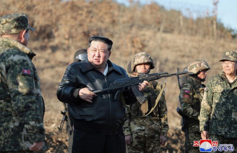 afp - Kim Jong Un manipula arma al inspeccionar base de entrenamiento