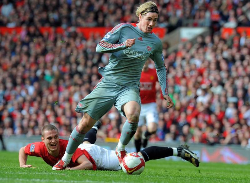 AFP archivo - Fernando Torres contra Nemanja Vidic en un Liverpool vs Manchester United en 2009