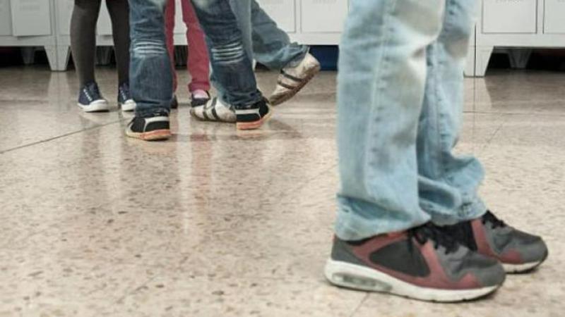 Archivo t13 - Padre de estudiante de Talca se refiere al bullying que sufre su hija