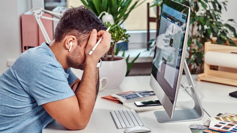 En un mundo donde la rutina y el confort se convierten en cadenas invisibles, un nuevo libro emerge como un faro de esperanza, planteando una audaz solución: la "deshabituación" - DW