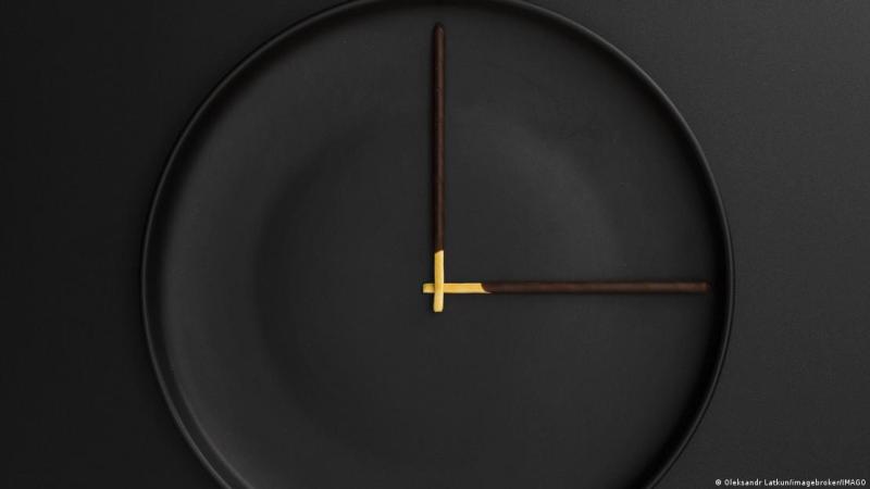 El análisis encontró que los que se alimentaban en menos de 8 horas al día tenían un 91 % más de riesgo de muerte por enfermedad cardiovascular y también observó un mayor riesgo de muerte cardiovascular en las personas que padecían una enfermedad cardíaca o cáncer - Deutsche Welle