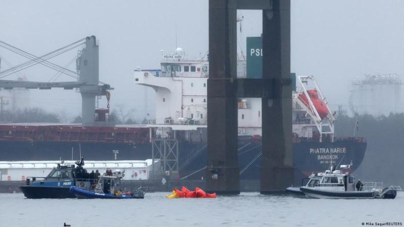 Equipos de buzos especializados en emergencias trabajaban el miércoles (27.03.2024) en la zona donde el carguero "Dalí" impactó contra el puente Francis Scott Key de Baltimore.
