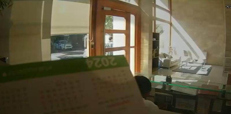 Registro muestra momento en que revestimiento cae sobre turista estadounidense