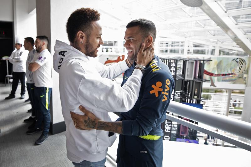 Dani Alves mantiene una fuerte amistad con Neymar - AFP