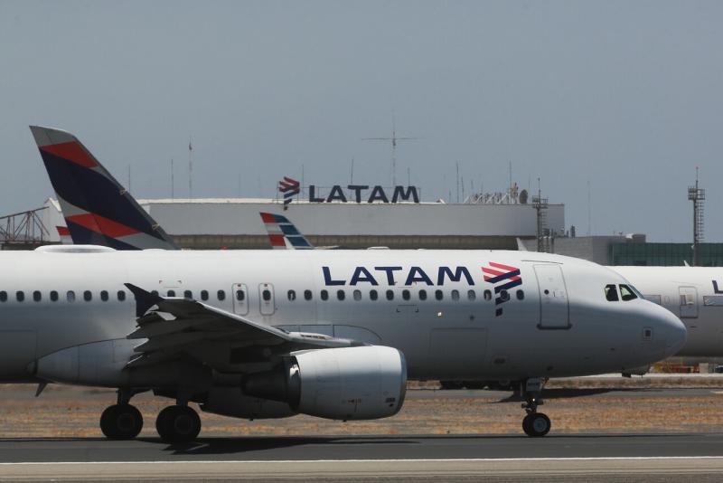 agencia uno - Reportan problema técnico en vuelo de Latam Auckland-Santiago que deja 21 heridos