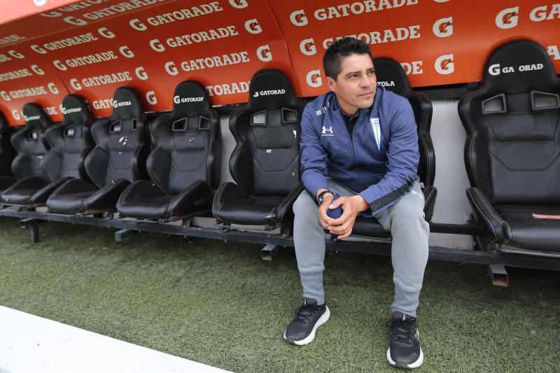 Rodrigo Valenzuela fue confirmado como DT interino de la UC. / Agencia Uno