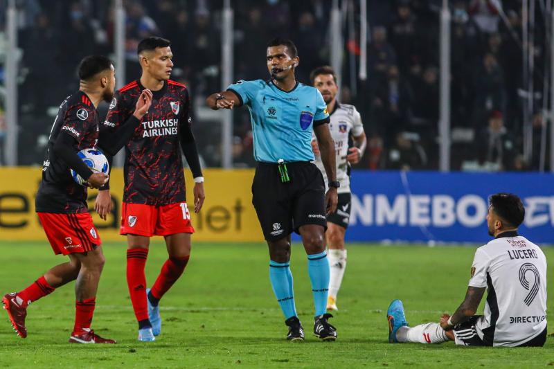 Colo Colo será dirigido por el polémico árbitro venezolano Alexander Herrera. / Agencia Uno