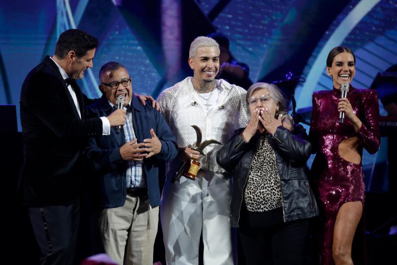 Agencia Uno - Young Cister y sus padres en Viña 2024