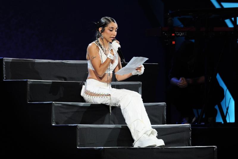 Agencia Uno - María Becerra llora al leer carta sobre escenario