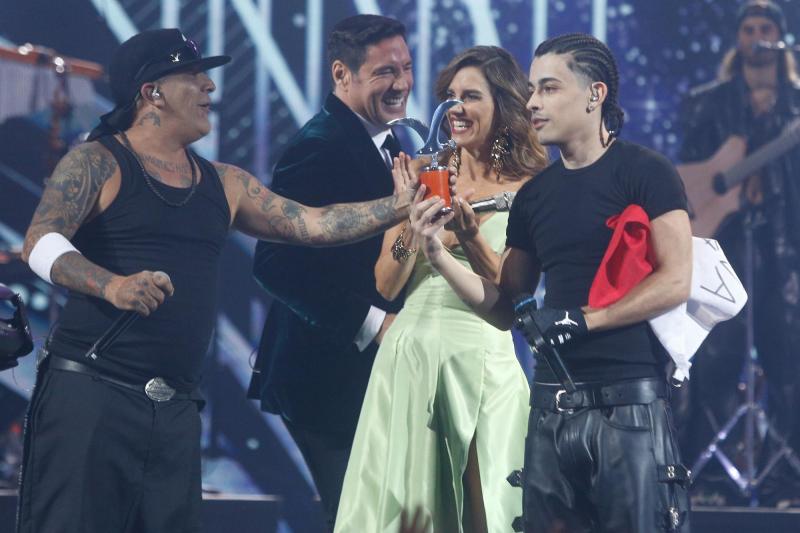 Agencia Uno - MC Peligro entrega Gaviota de Plata a Trueno