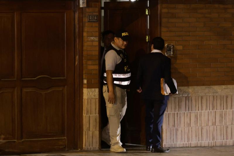 Allanan en Perú residencia y oficina presidencial por escándalo de relojes Rolex de Dina Boluarte