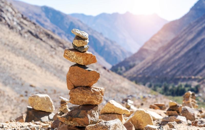 Conaf advierte el daño que produce la apilación de piedras