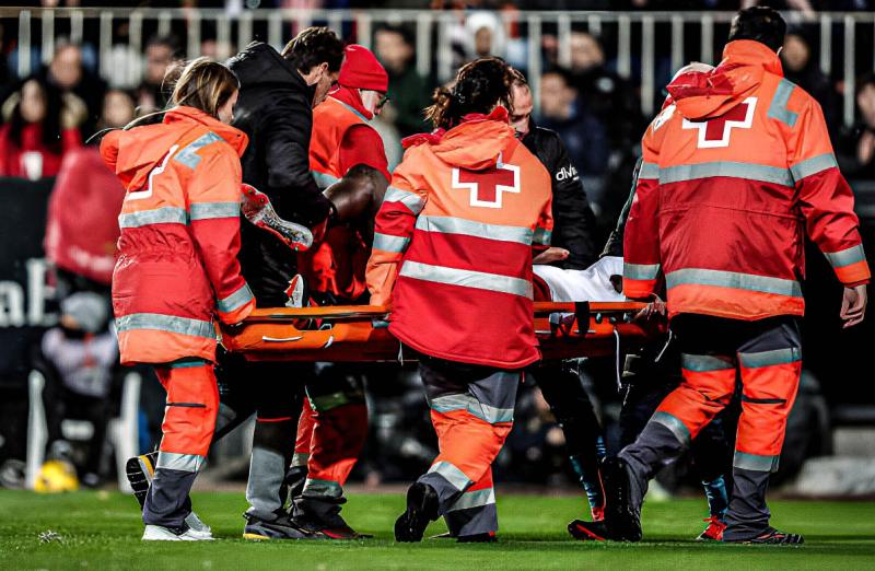 Mouctar Diakhaby sufrió grave lesión en el duelo entre Valencia y Real Madrid - Crédito: Captura.