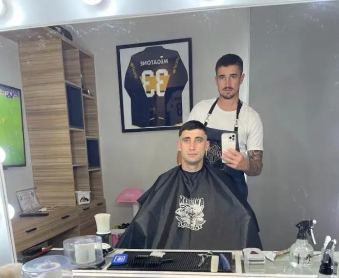 Ricardo Noir se retiró del fútbol y se dedica a ser peluquero - Crédito: Captura.