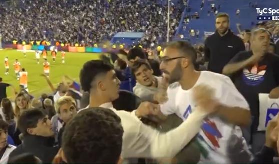 Hijo de Gustavo Quinteros casi se va a las manos con hincha de Vélez Sarsfield. / Foto: Captura