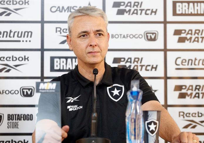 Tiago Nunes es candidato a dirigir a la UC - Crédito: @botafogo