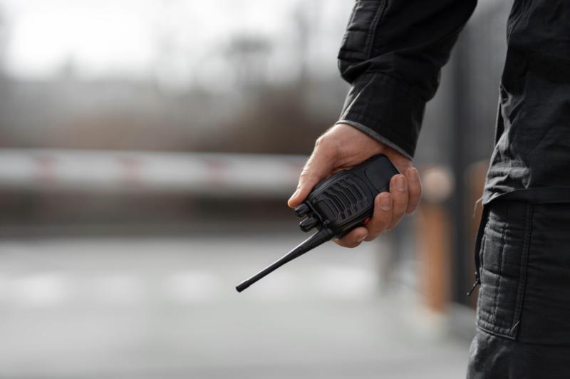 Insólito: Policías vestidos de "traficantes" terminan en pelea contra policías vestidos de "compradores" en Detroit