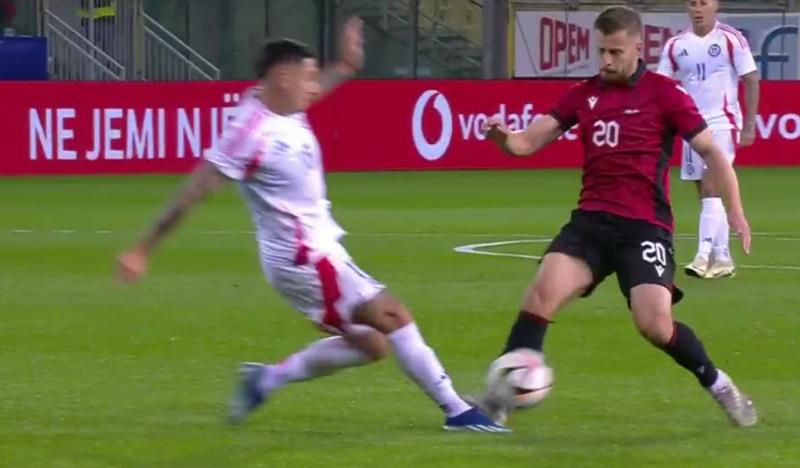 Rodrigo Echeverría recibió duro planchazo en el amistoso entre la Roja y Albania - Crédito: Captura