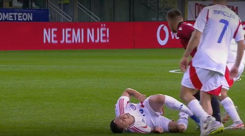 Rodrigo Echeverría recibió duro planchazo en el amistoso entre la Roja y Albania - Crédito: Captura