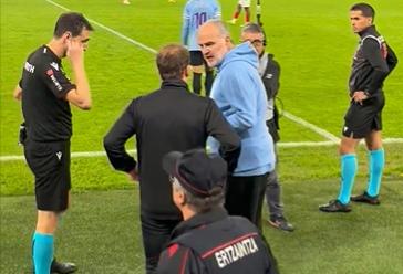 Marcelo Bielsa protagonizó fuerte encontrón con técnico rival en último amistoso de Uruguay. / Foto: Captura