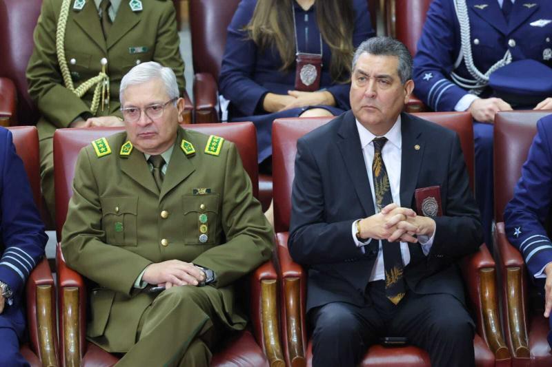 'X' (@PDI_CHILE) - Nuevo director general PDI (s), Claudio González Hofstetter, a la derecha de la foto