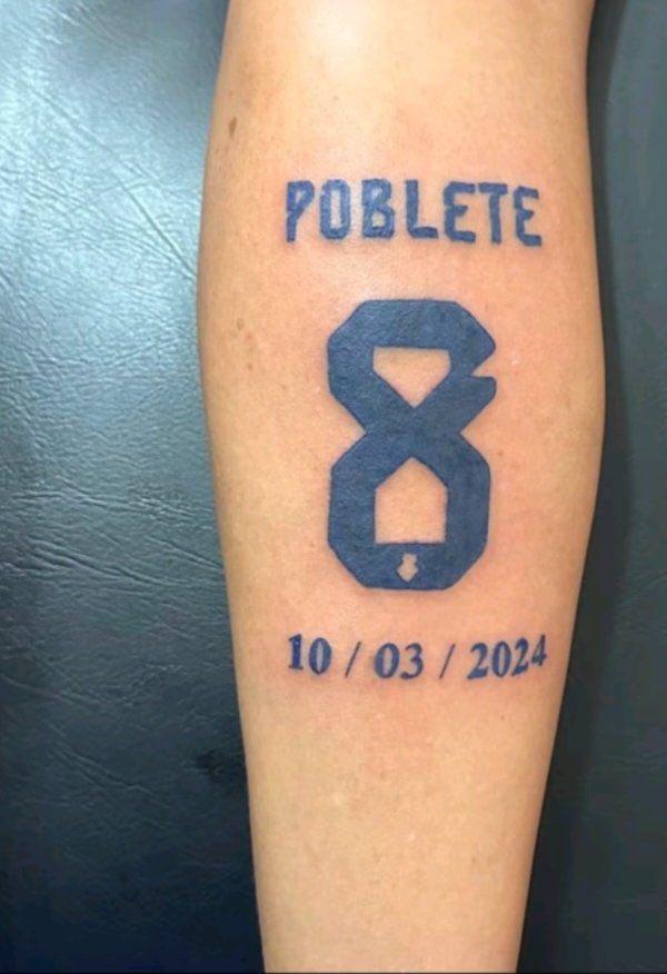 El tatuaje de una hincha de la U tras el triunfo de la U / Créditos: Captura