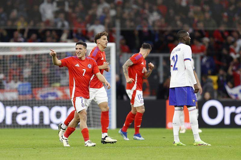 Claudio Bravo se llena de críticas tras su papel en el partido ante Francia / Créditos: La Roja