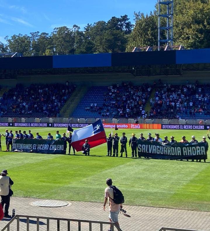 "Defendamos el acero chileno": Trabajadores de Huachipato se manifiestan en la cancha antes del partido contra Católica