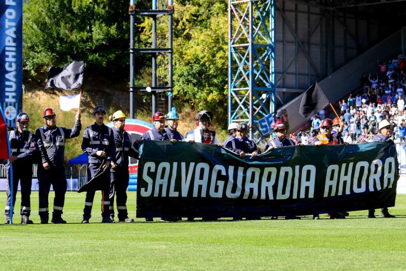"Defendamos el acero chileno": Trabajadores de Huachipato se manifiestan en la cancha antes del partido contra Católica