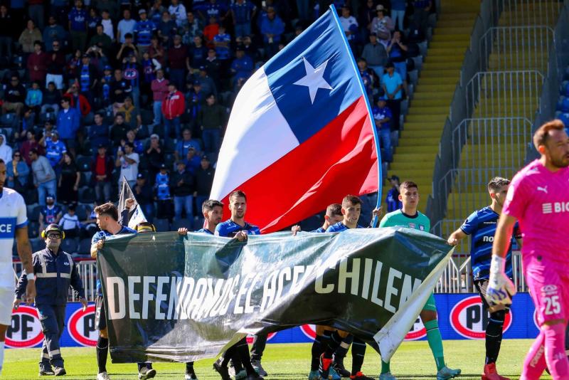 "Defendamos el acero chileno": Trabajadores de Huachipato se manifiestan en la cancha antes del partido contra Católica