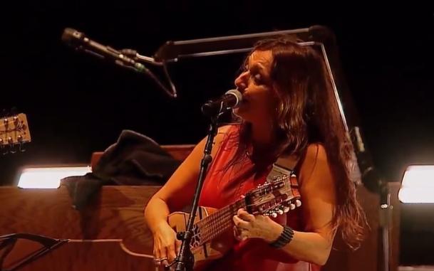 Lollapalooza Argentina 2024 - Arcade Fire invitó a Javiera Parra a cantar en el escenario con la banda.