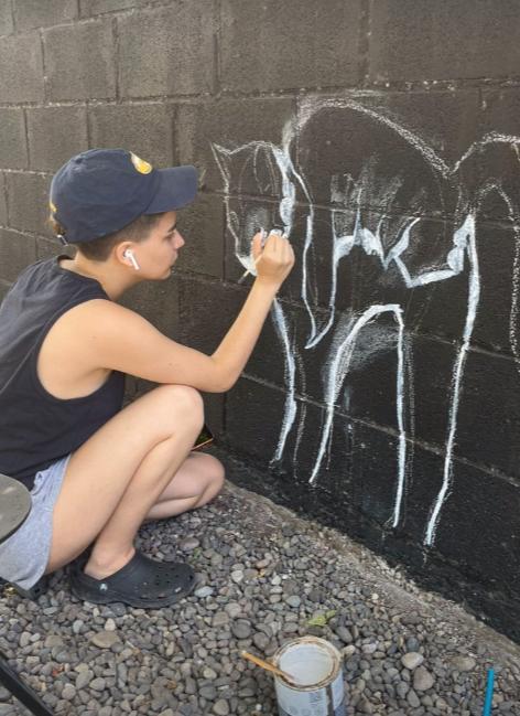 Matilda Valdivia pintando un mural - Instagram