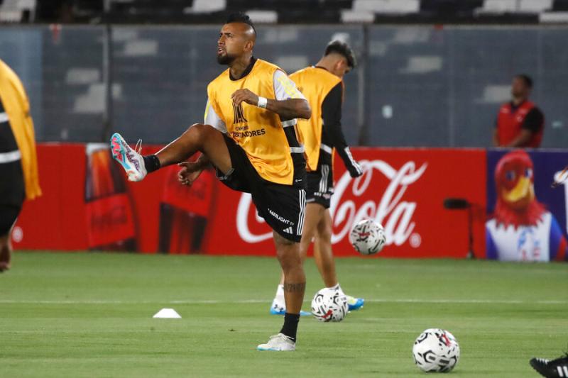 Arturo Vidal sufrió problemas físicos en empate entre Colo Colo y Godoy Cruz - Crédito: Photosport.