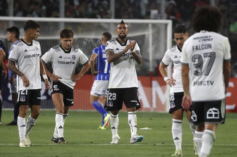 Plantel de Colo Colo sigue en pie de guerra contra Blanco y Negro. / Photosport