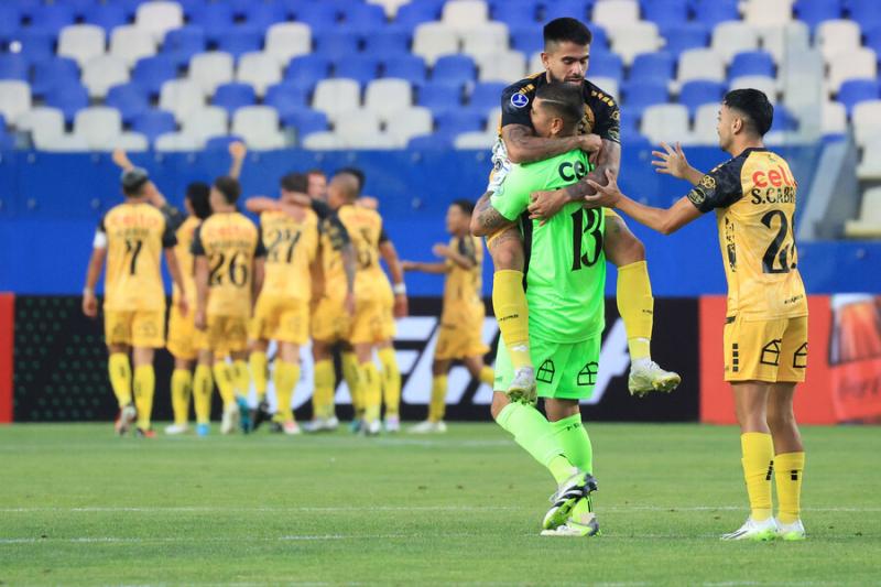 La UC sufrió dura caída en la Copa Sudamericana - Crédito: Photosport.