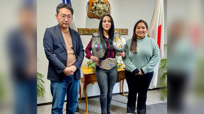 @CMLL_OFICIAL - Stephanie Vaquer y cónsul chilena en Tokio, Tamara Morales