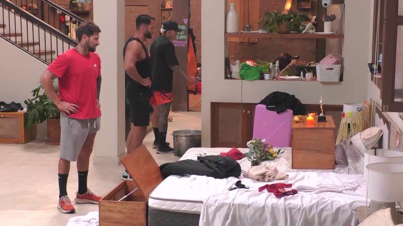 Canal 13 - Broma a Junior Playboy molesta a Nicolás Solabarrieta