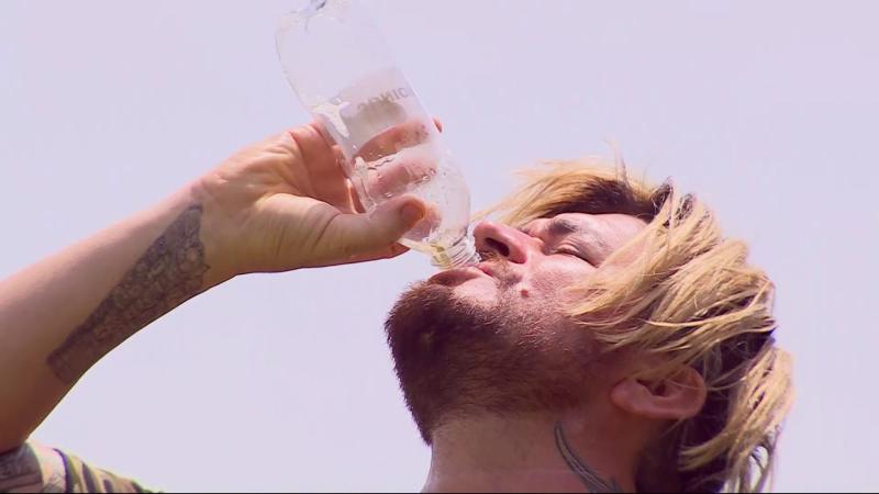 Canal 13 - Junior Playboy bebe su orina en Tierra Brava