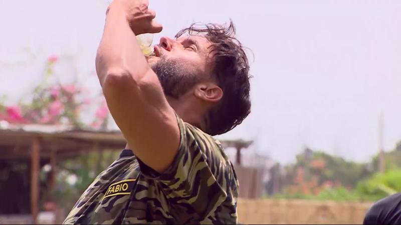 Canal 13 - Fabio Agostini bebe su orina en Tierra Brava