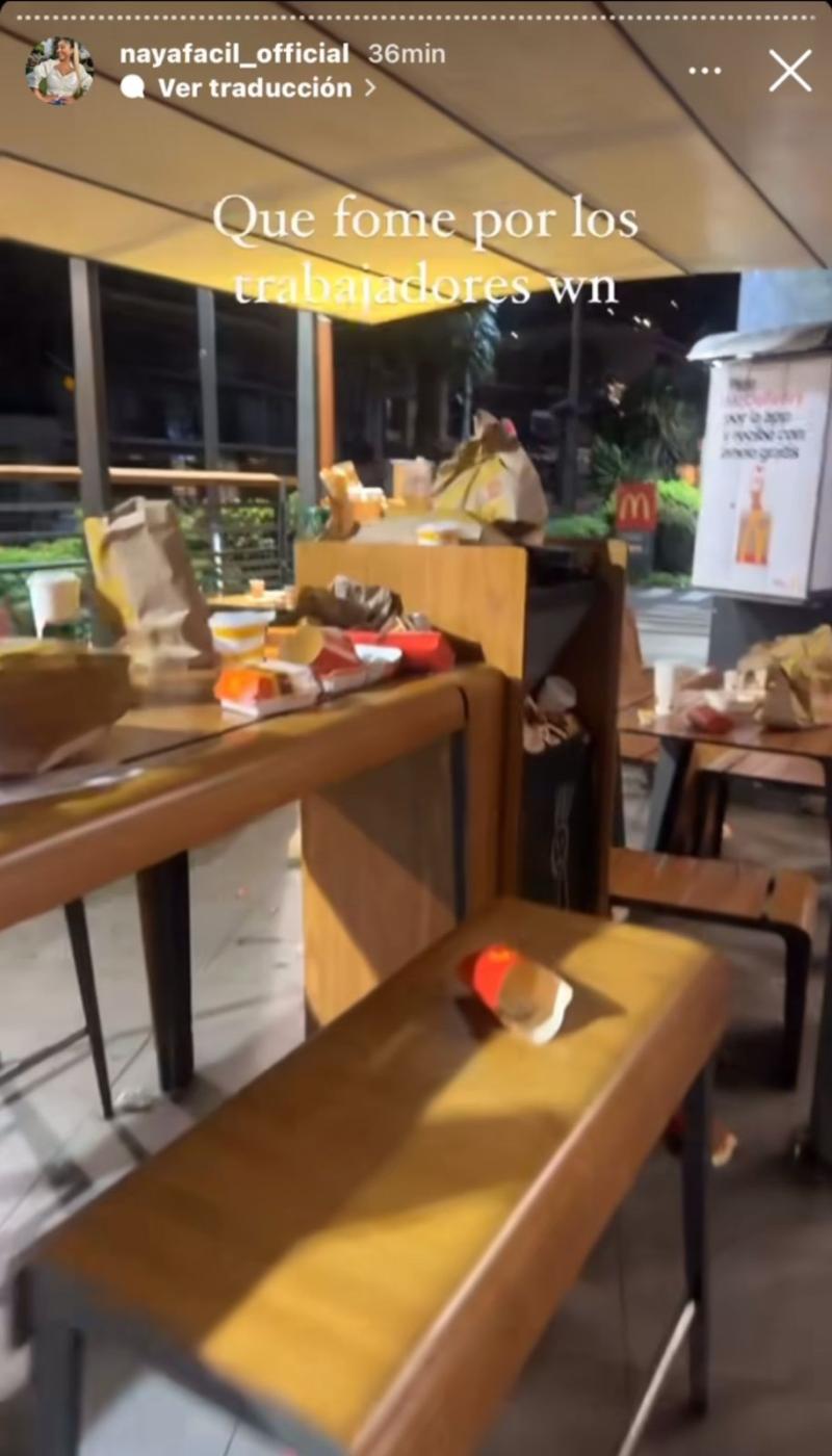 Naya Fácil - Se descarga contra consumidores de local de comida.