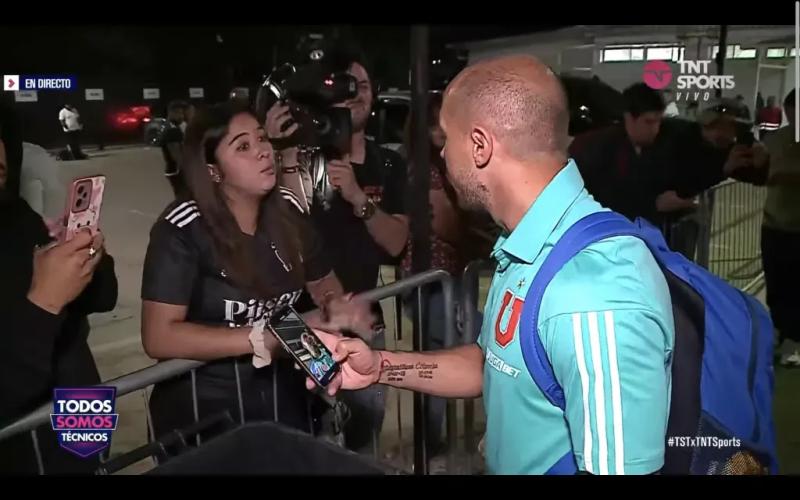 Marcelo Díaz se lució con notable gesto con hinchas de Colo Colo - Crédito: Captura.