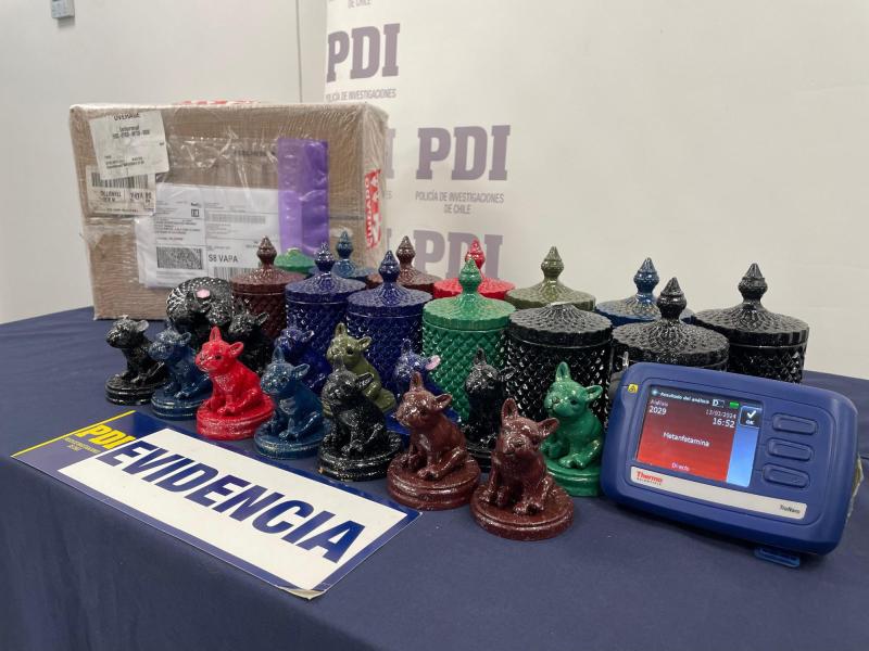 Perritos de metanfetamina: incautan casi 5 mil gramos que pretendían ser adornos