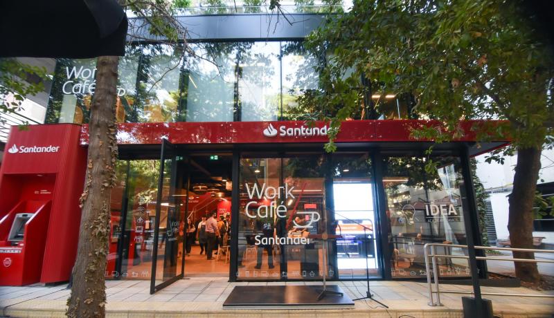 Santander inaugura WorkCafé en Casa Central PUC