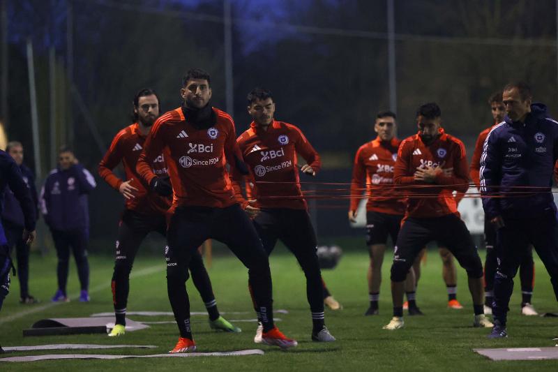Guillermo Maripán es baja en la Roja tras lesión en el último entrenamiento. / Foto: @LaRoja