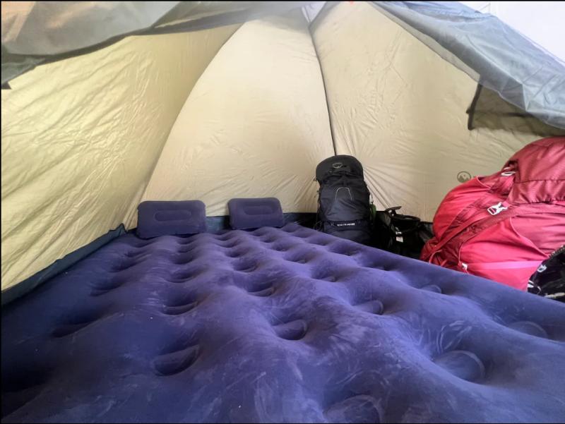 Arriendan en Airbnb una carpa al interior de una casa en Santiago