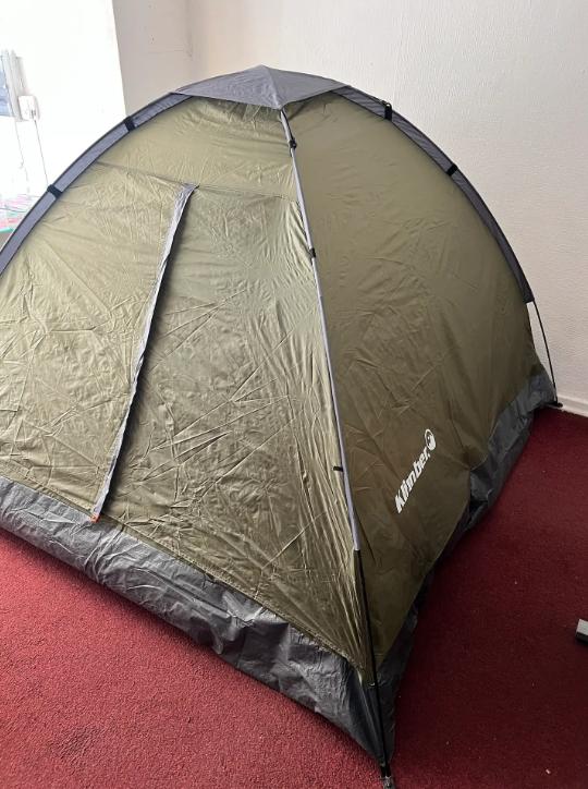 Arriendan en Airbnb una carpa al interior de una casa en Santiago